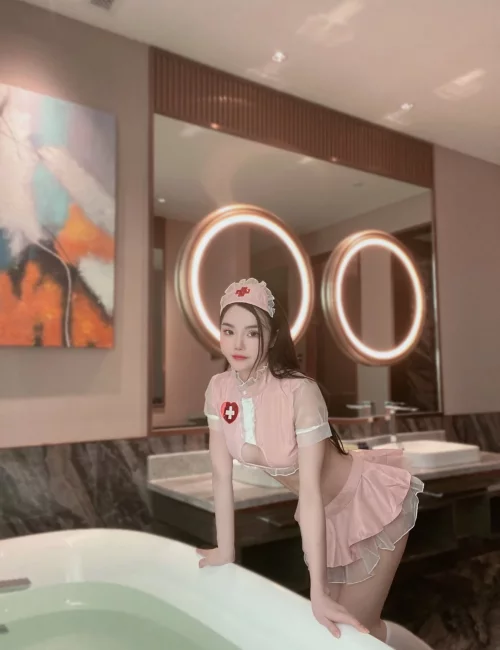 Adrienne photo 5, asian, petite, black hair, 160 cm, 49 kg, Medium bust, Hong Kong