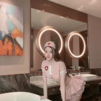 Adrienne photo 5, asian, petite, black hair, 160 cm, 49 kg, Medium bust, Hong Kong
