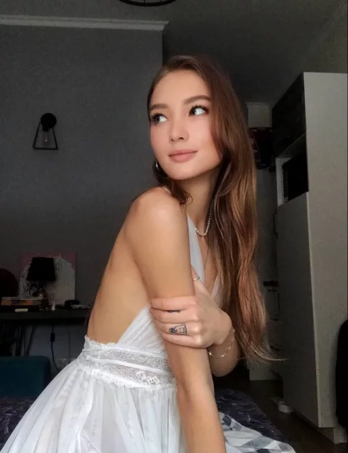Sloane photo 1, slavic, athletic, brunette, 174 cm, 62 kg, Medium bust, Hong Kong