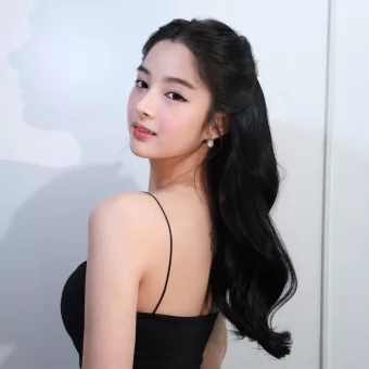 Raven photo 2, asian, petite, black hair, 162 cm, 51 kg, Small bust, Hong Kong