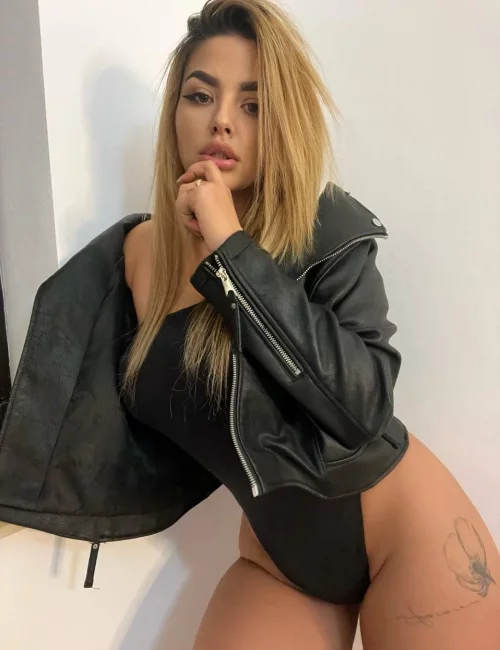 Haiyan photo 6, asian, curvy, blonde hair, 169 cm, 61 kg, Large bust, Hong Kong