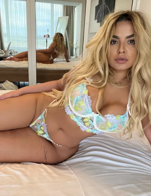Haiyan photo 7, asian, curvy, blonde hair, 169 cm, 61 kg, Large bust, Hong Kong