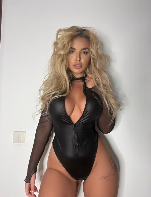 Haiyan photo 9, asian, curvy, blonde hair, 169 cm, 61 kg, Large bust, Hong Kong