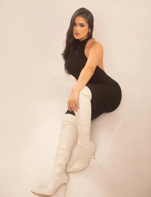 Selena photo 7, latino, average, black hair, 170 cm, 63 kg, Medium bust, Hong Kong