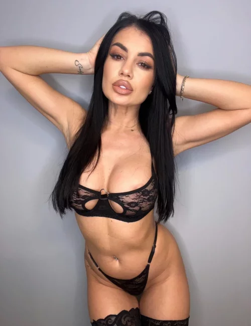 Roxana photo 12, latino, busty, black hair, 167 cm, 57 kg, Large bust, Hong Kong