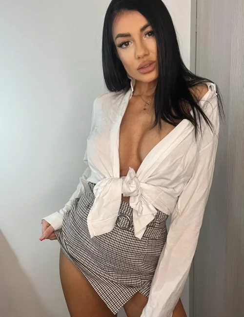 Roxana photo 9, latino, busty, black hair, 167 cm, 57 kg, Large bust, Hong Kong