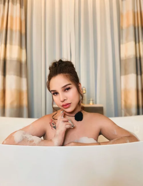 Madeline photo 15, asian, petite, brunette, 160 cm, 49 kg, Medium bust, Hong Kong