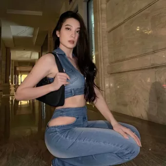 Alycia photo 4, asian, petite, black hair, 156 cm, 48 kg, Medium bust, Hong Kong